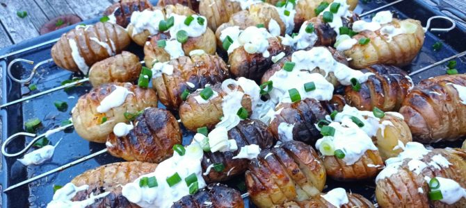 Brochettes de pommes de terre hérisson au yaourt à la grecque